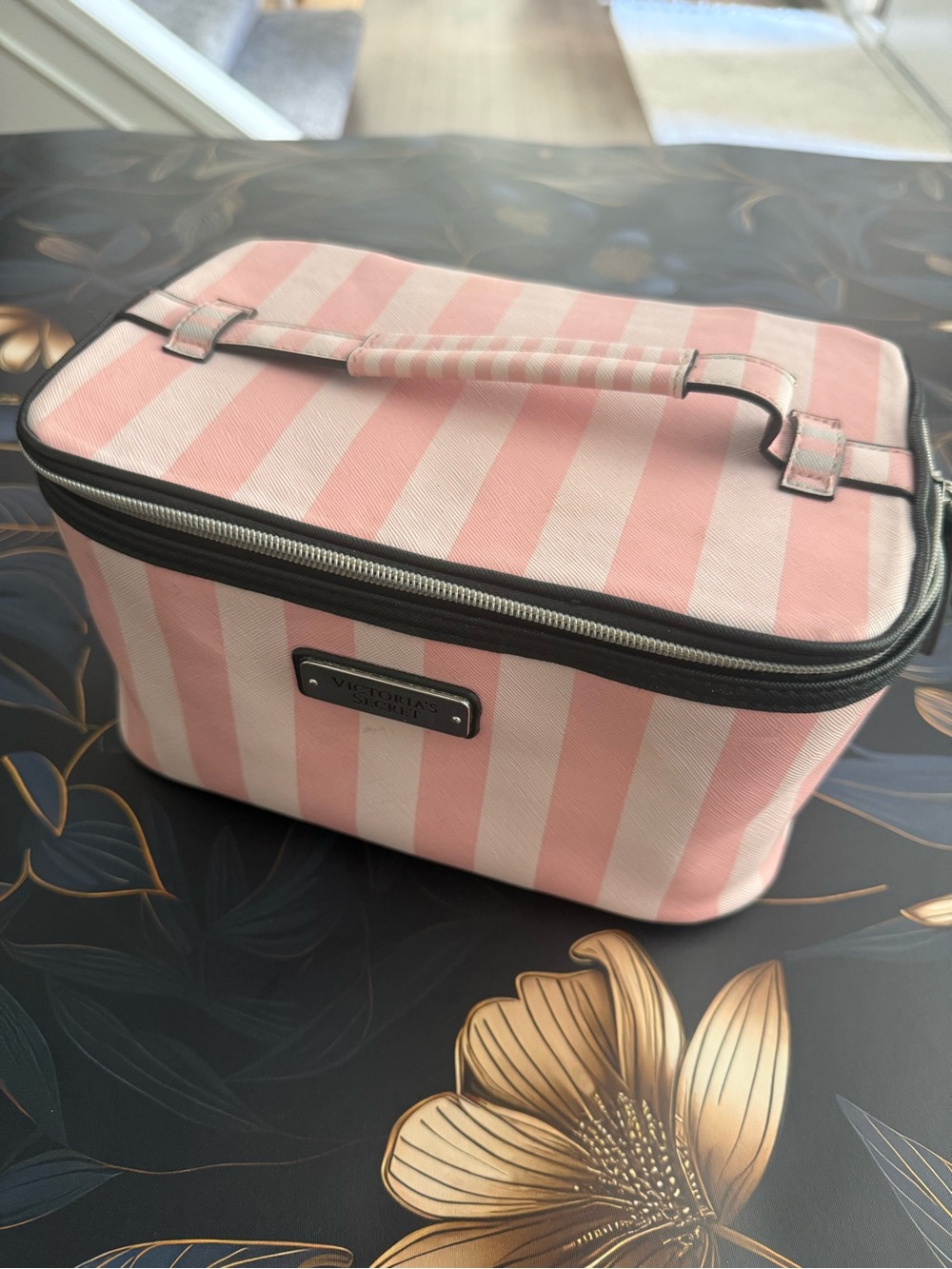 🩷🤍 Victoria’s Secret Cosmetics Case. Excellent condition!